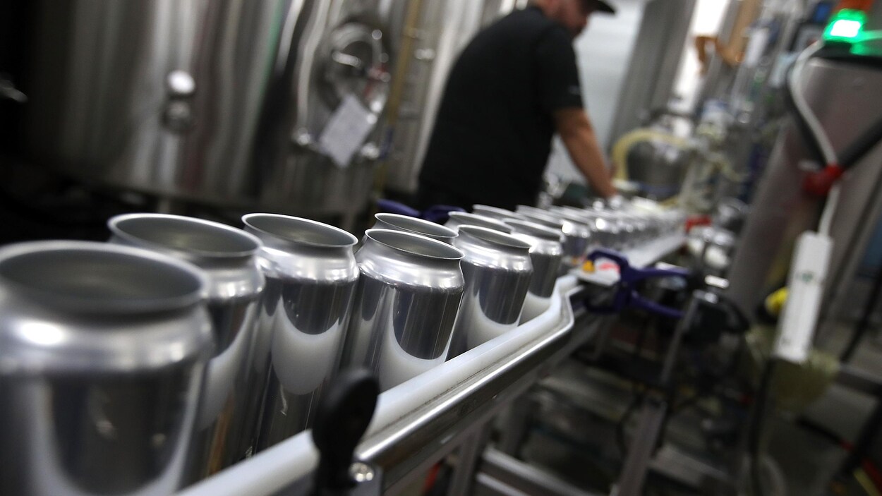 Des canettes en production dans une usine.