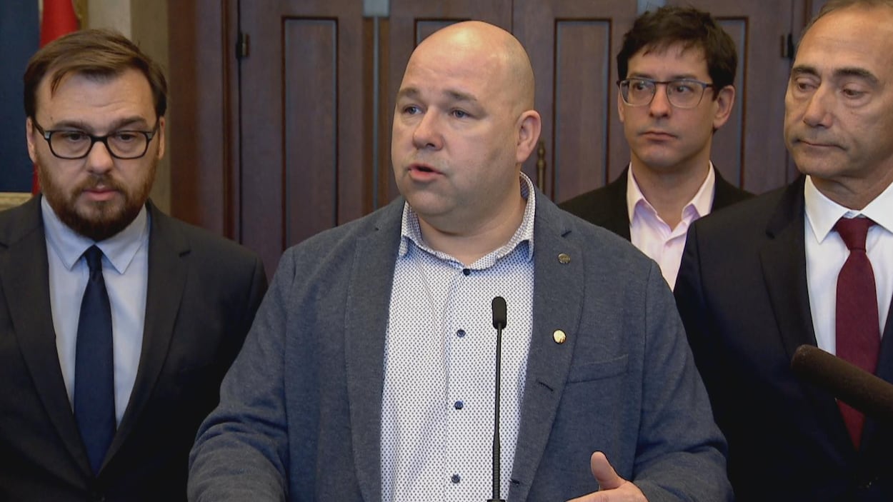 Les quatre hommes s'adressent aux médias à Ottawa.