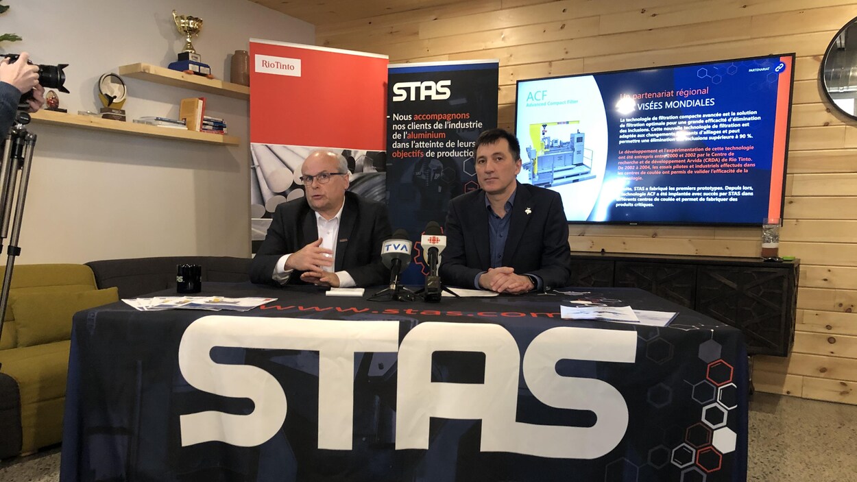 Deux hommes assis à une table.