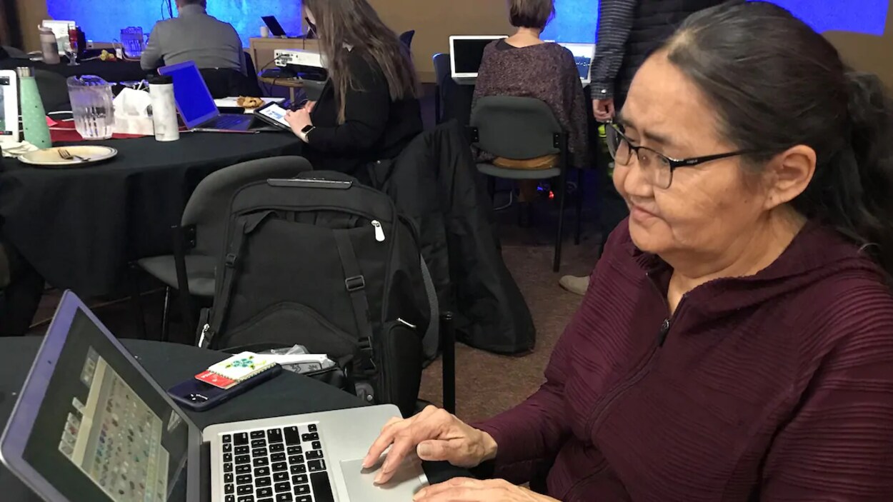 Alyce Johnson, la directrice de l'école Kluane Lake, est assise devant un ordinateur portable.