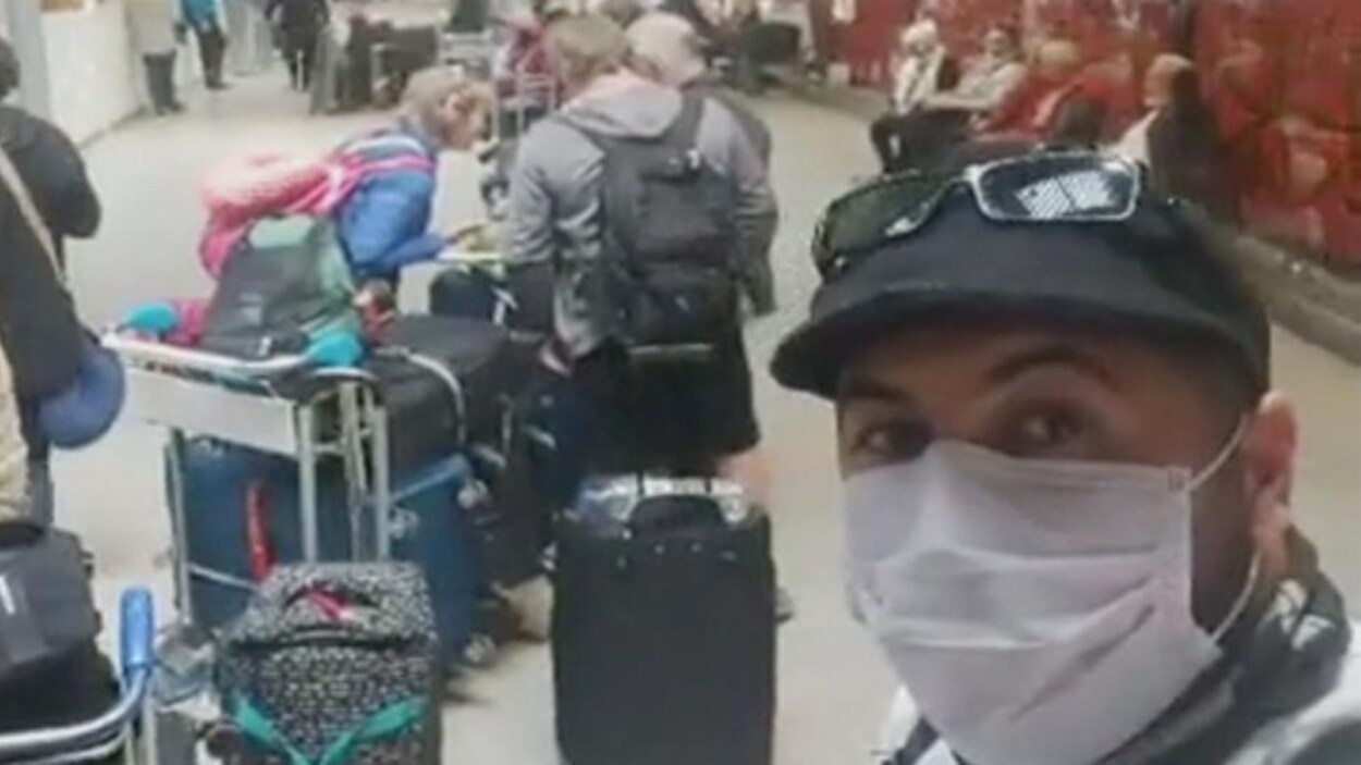Chawki Amal se prend en photo dans une longue file de voyageurs désemparés.