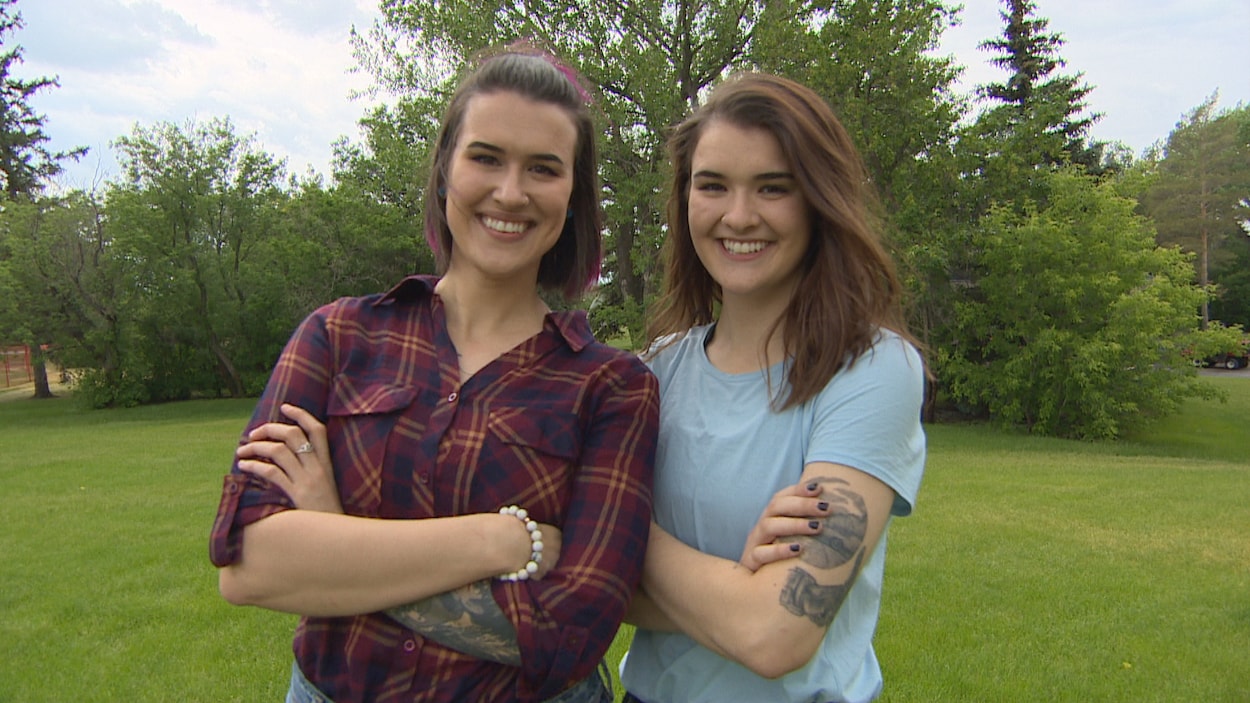 Lauren et Joanne Lavoie posent les bras croisés au terme de l'entrevue.