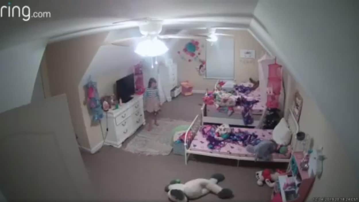 Des images d'une caméra de surveillance dans la chambre d'une petite fille. 
