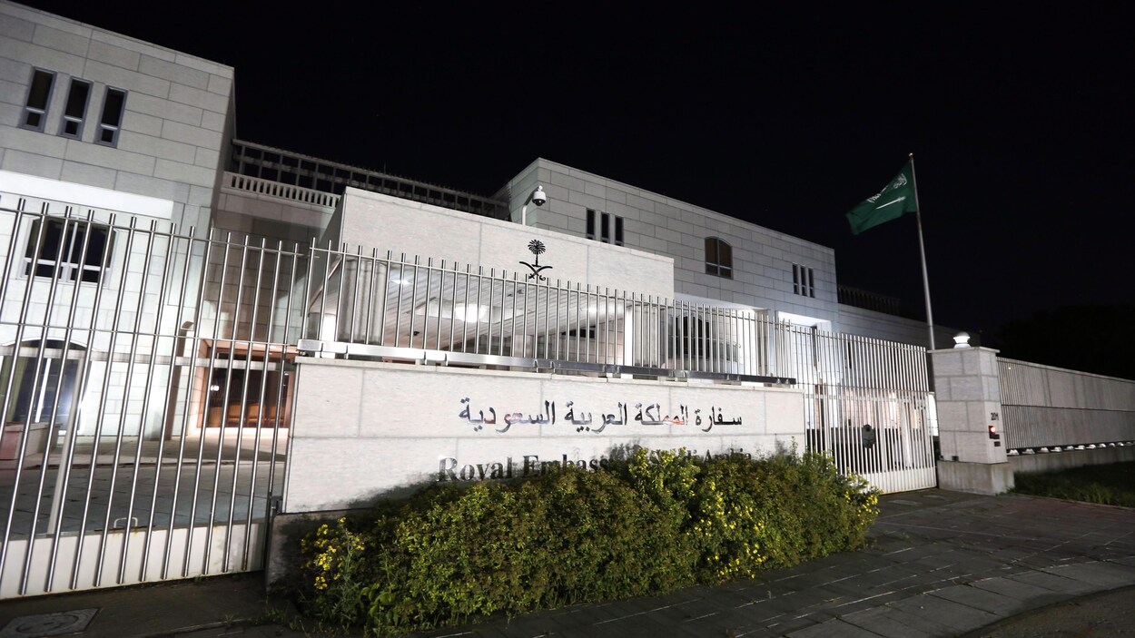 L'ambassade de l'Arabie saoudite à Ottawa. Un drapeau flotte au-dessus de l'entrée grillagée.