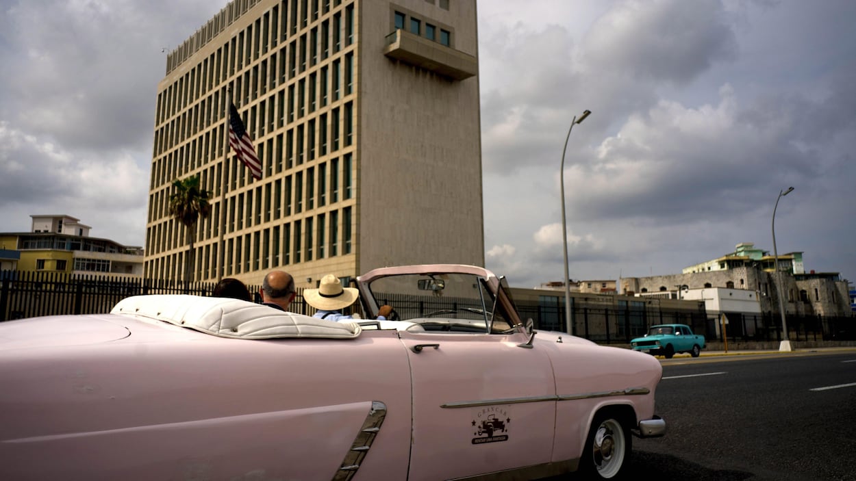 Une voiture passe devant l'ambassade.