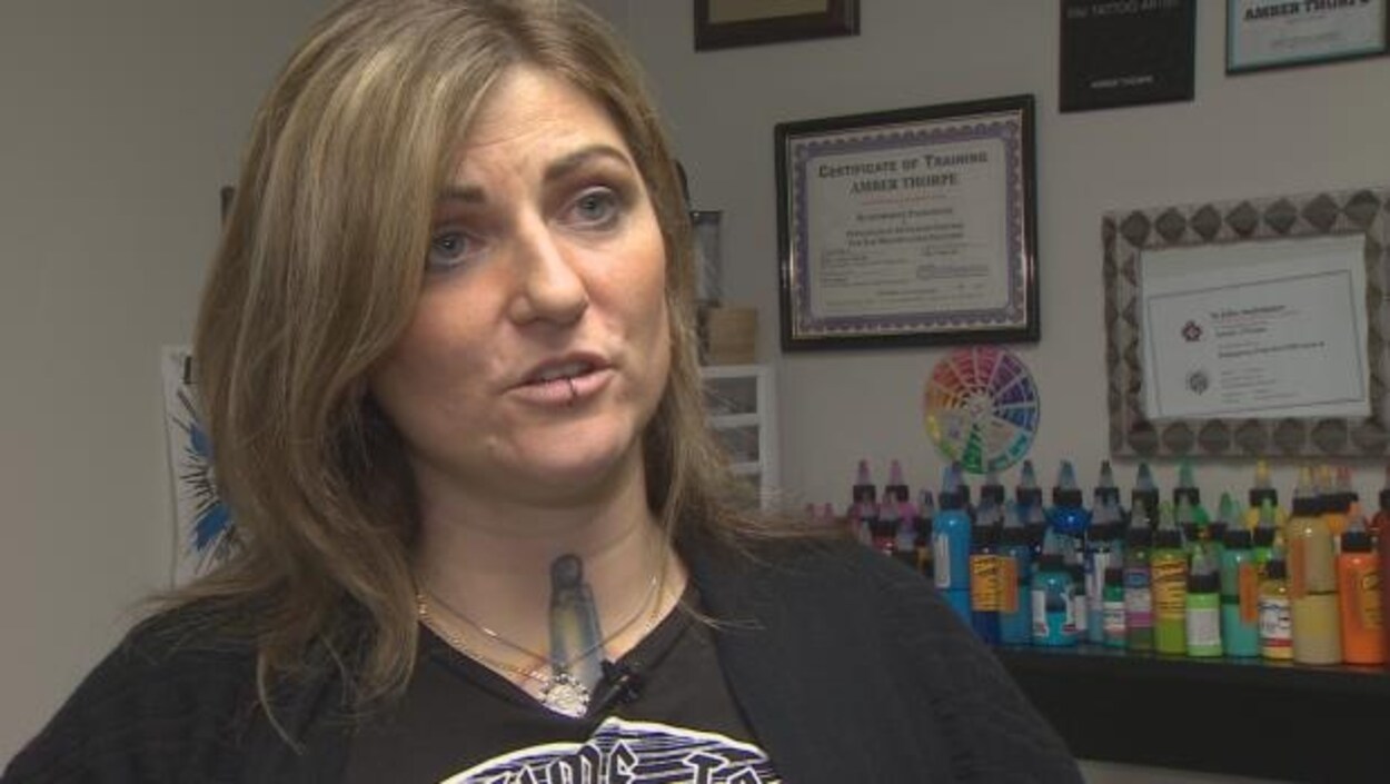 L'artiste-tatoueuse Amber Thorpe dit que ses clients apprennent souvent l'existence de ses services par les médias sociaux. L'artiste-tatoueuse Amber Thorpe dit que ses clients apprennent souvent l'existence de ses services par les médias sociaux.