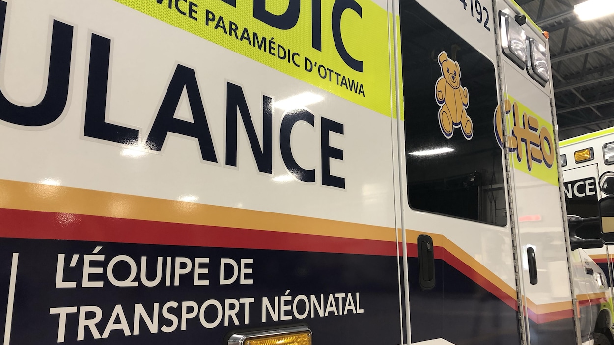 L'ambulance arbore à l'extérieur la mention d'équipe de transport néonatal.