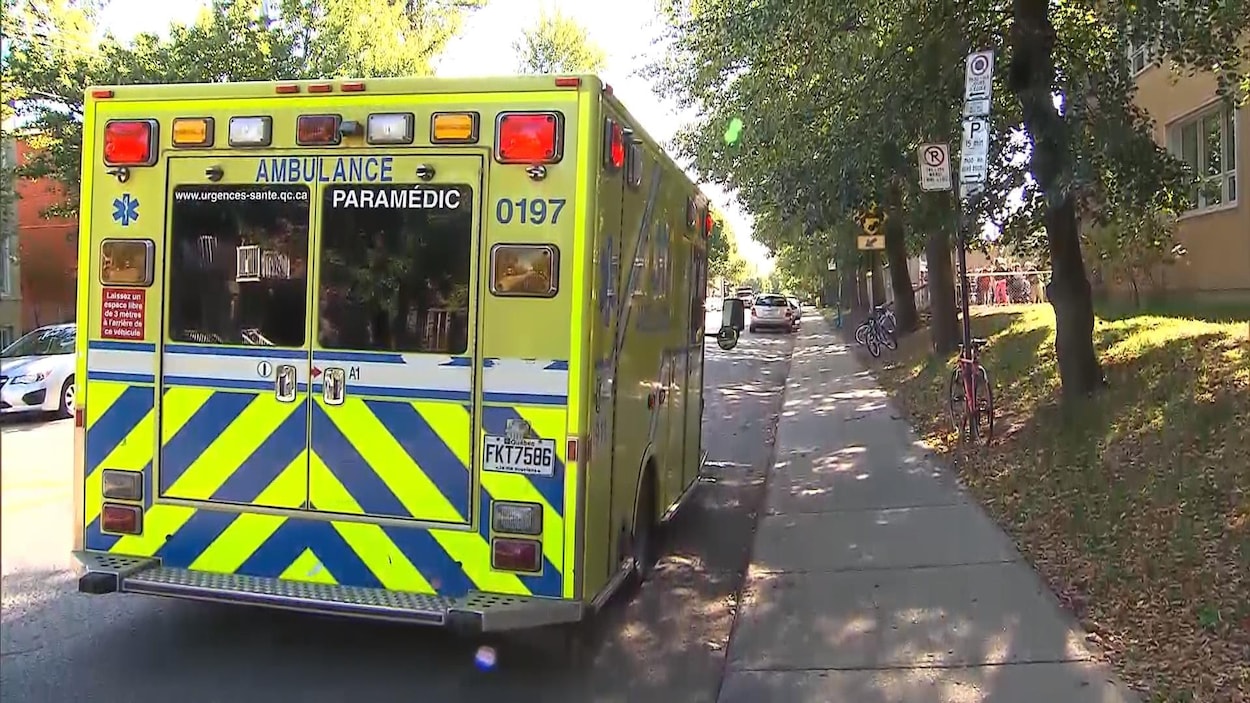 Une ambulance stationnée près d'une école.