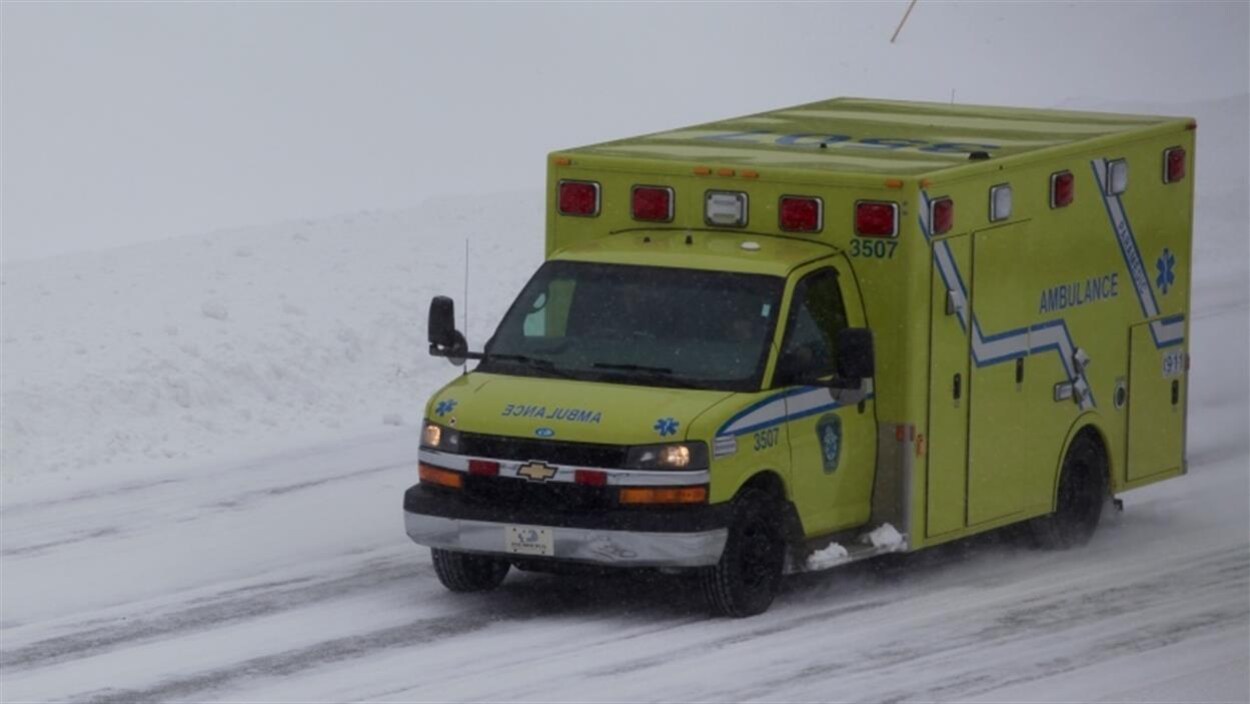 Une ambulance qui circule l'hiver.