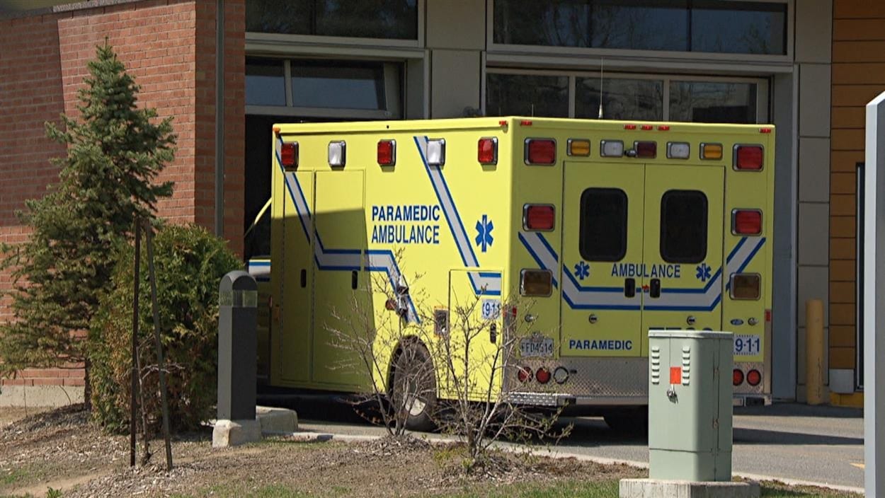 Une ambulance devant l'hôpital de Hull du Centre intégré de santé et de services sociaux (CISSS) de l'Outaouais (archives).