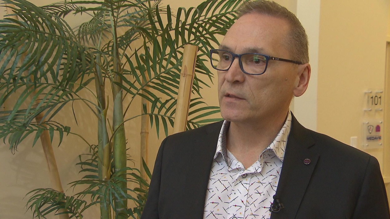 Michel Gravel, directeur d'Ambulance NB en entrevue avec Karine Godin.