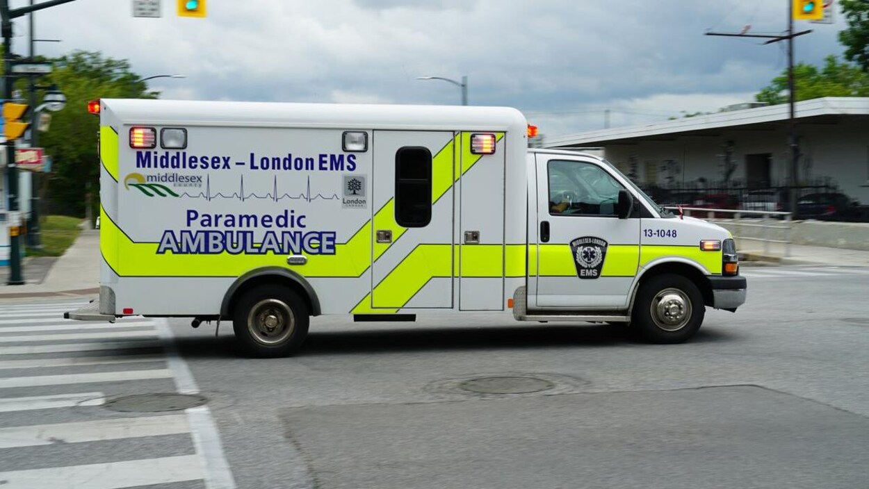 Une ambulance répond à un appel.