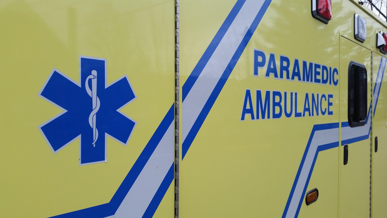 Une ambulance vue de côté
