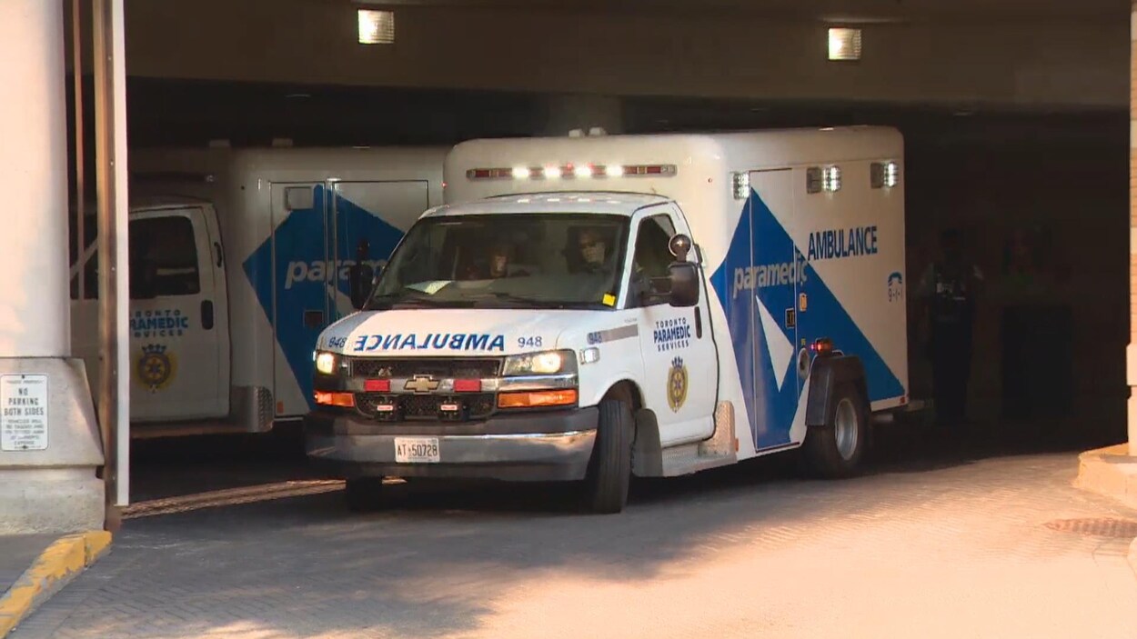 Une ambulance quitte l'hôpital. Une ambulance quitte l'hôpital.