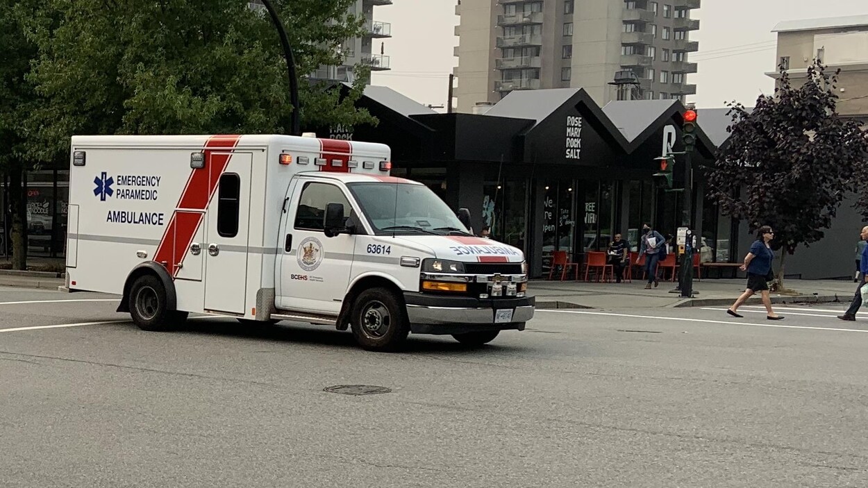 Une ambulance avance rapidement avec ses gyrophares allumés sur l'avenue Lonsdale à North Vancouver.