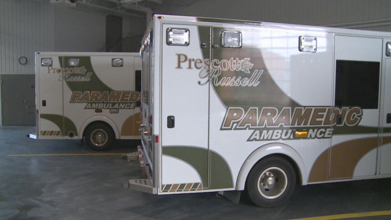 Deux ambulances stationnées dans un garage