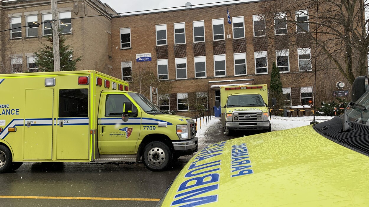 Trois ambulances devant l'École Saint-Jean-Bosco.