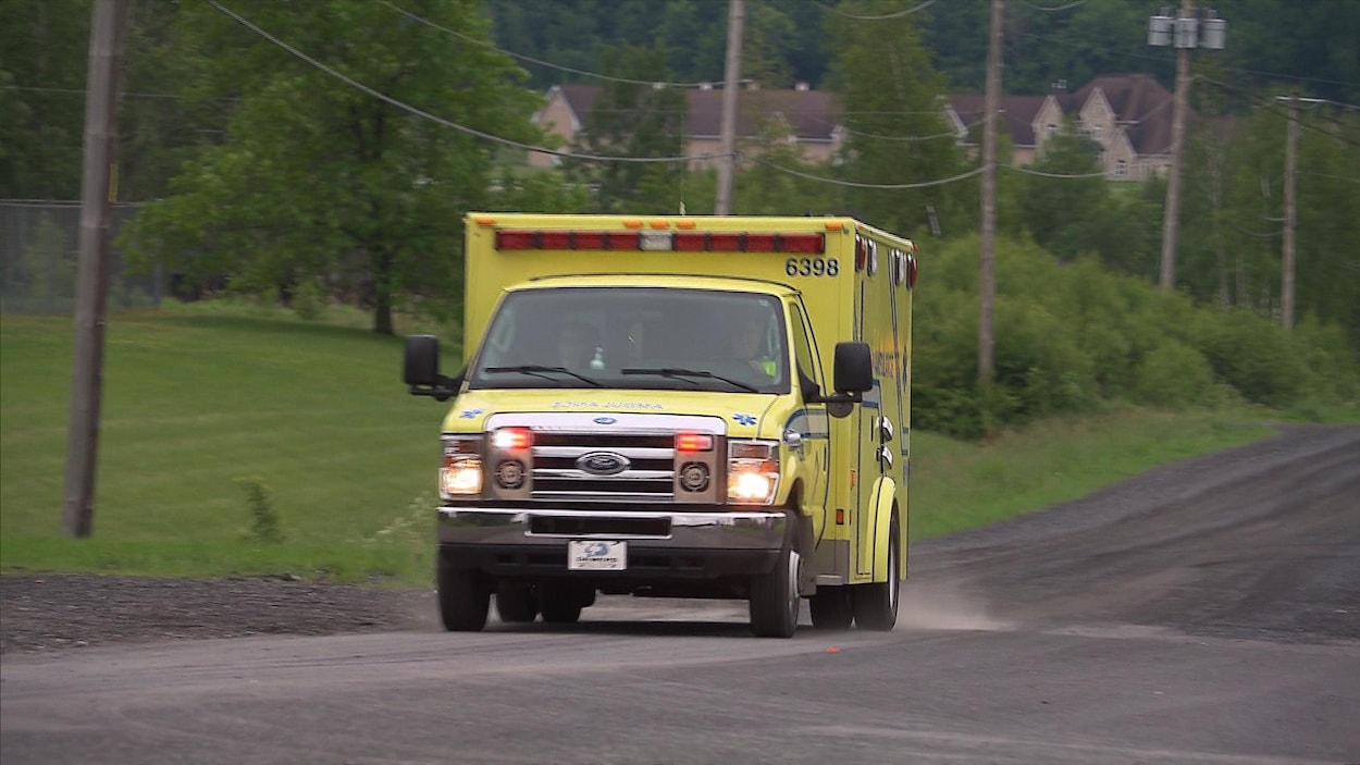 Les ambulanciers d'Acton Vale réclament l'abolition des horaires de faction. Les ambulanciers d'Acton Vale réclament l'abolition des horaires de faction.