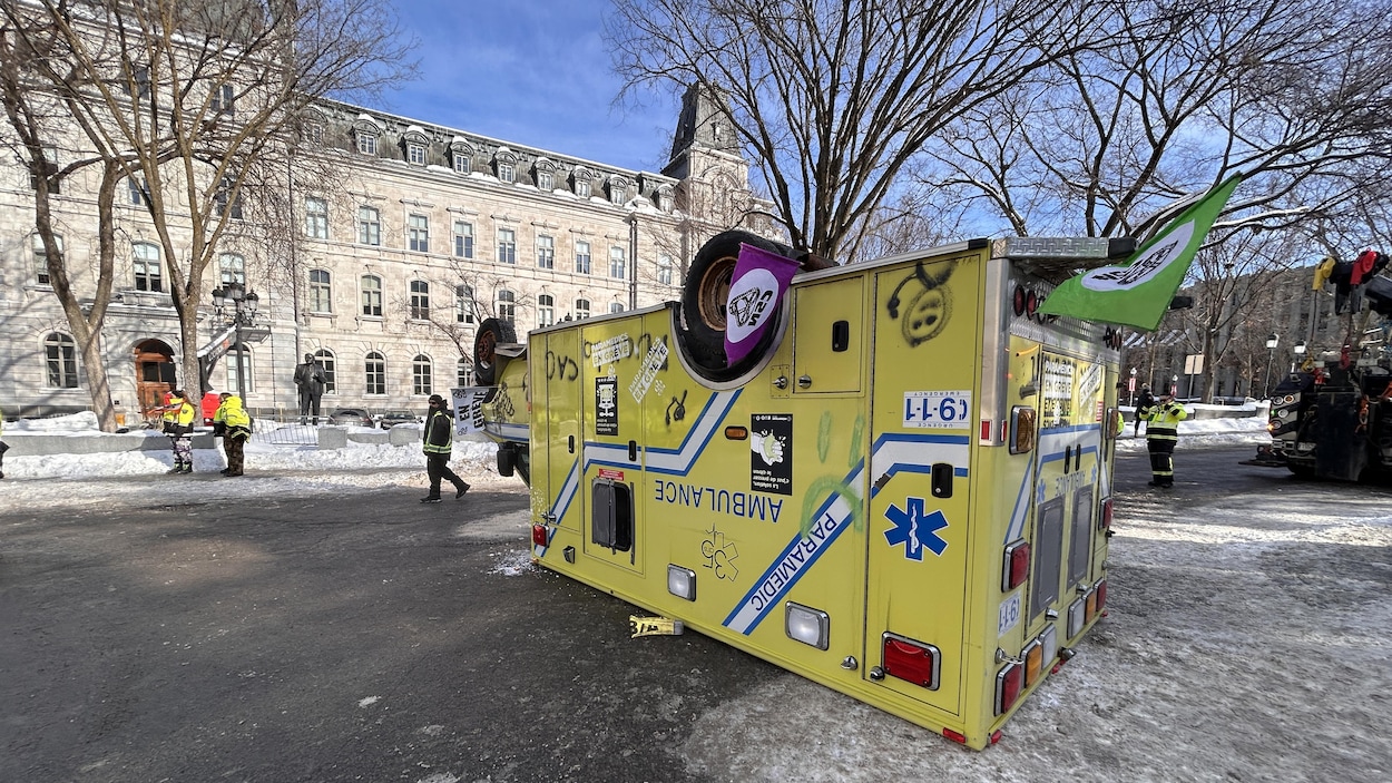 Des paramédicaux en grève montrent leur mécontentement à Québec