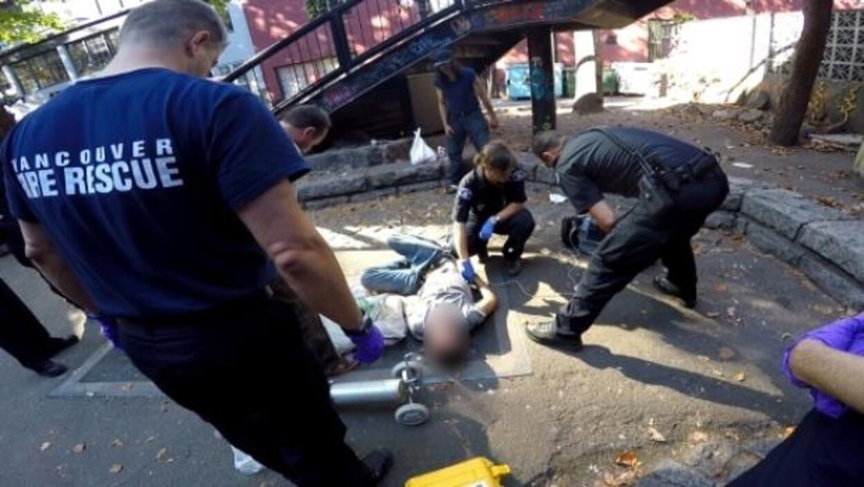 Des ambulanciers de Vancouver prodiguent les premiers soins à une victime de surdose. Des ambulanciers de Vancouver prodiguent les premiers soins à une victime de surdose.