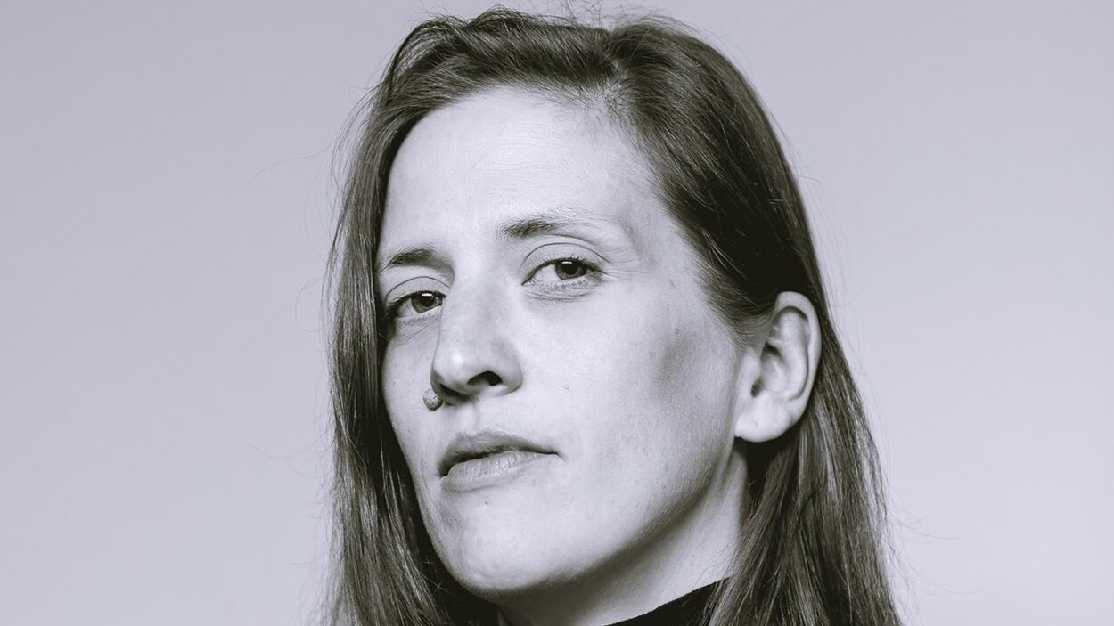 Artiste en arts visuels et directrice générale du centre d'artistes en art actuel, Regart. Femme portant un col roulé noir.