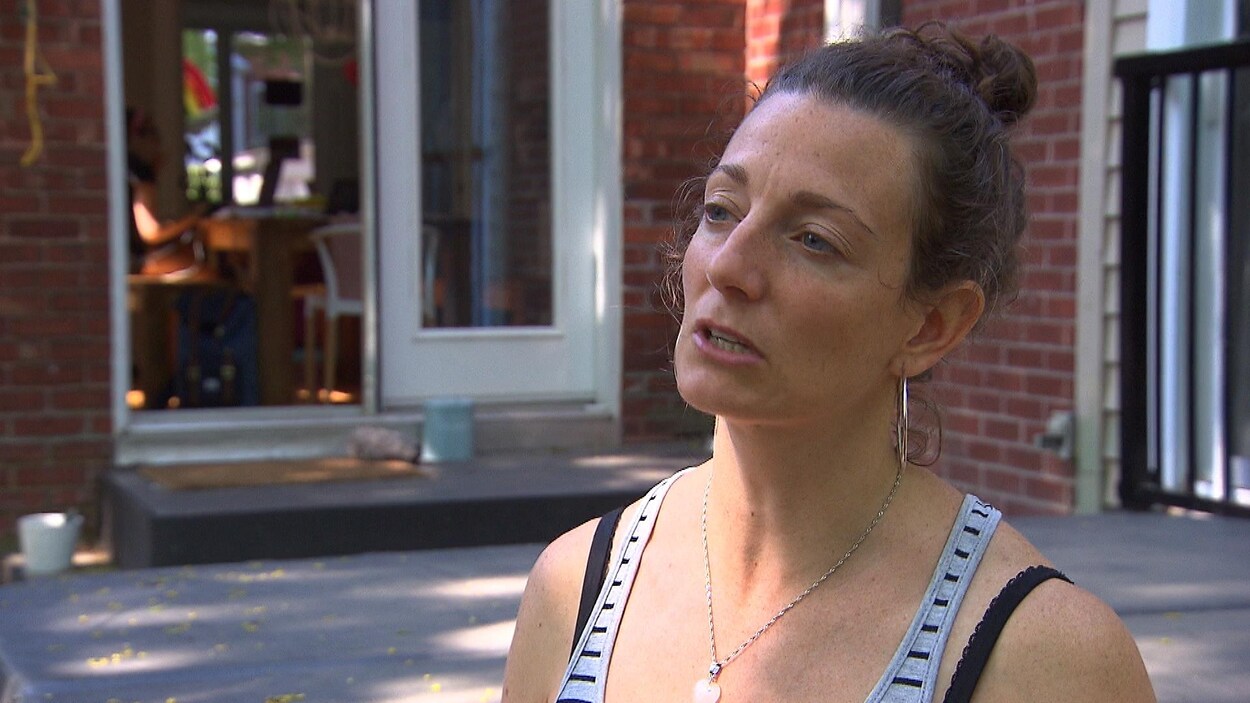 Mme Léveillée répond aux questions du journaliste Jean-Philippe Robillard.