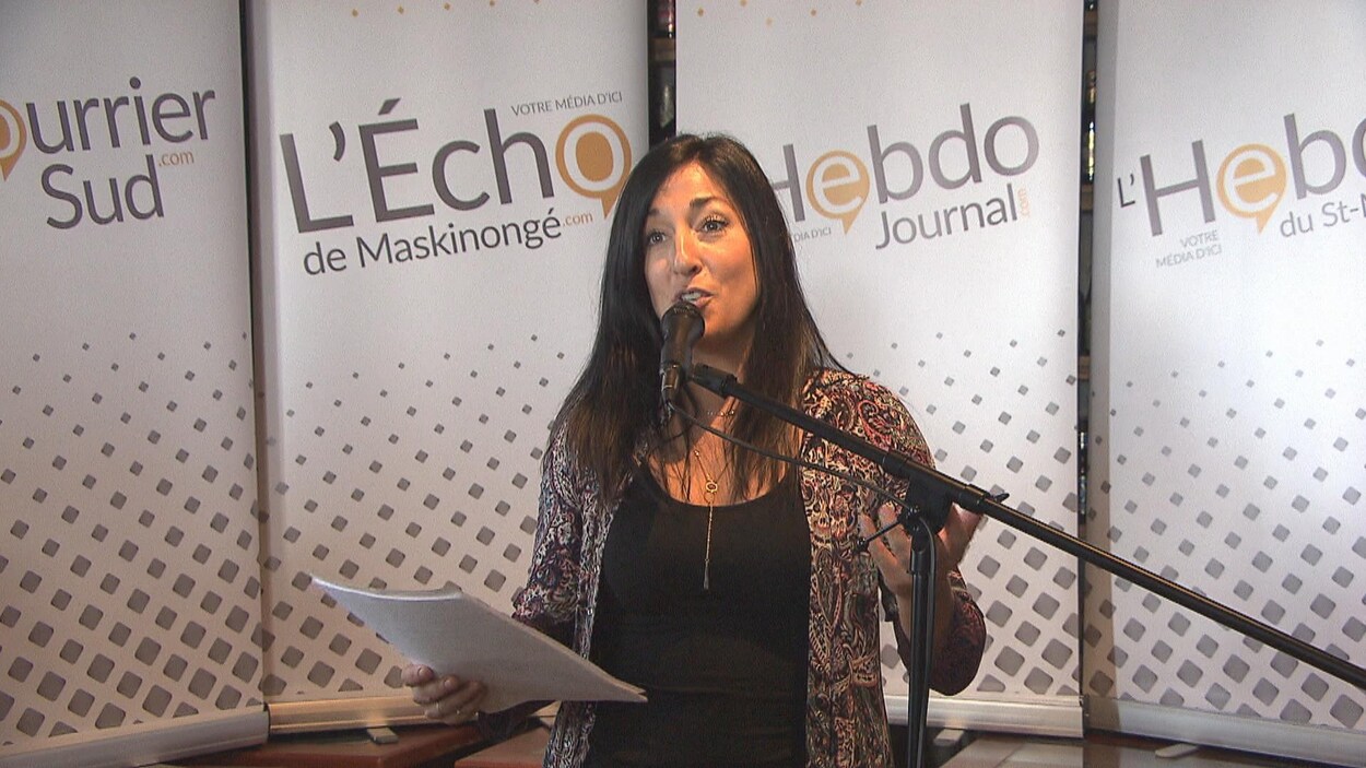 La DG des Hebdos Mauricie, Amélie St-Pierre, au micro lors d'une conférence de presse