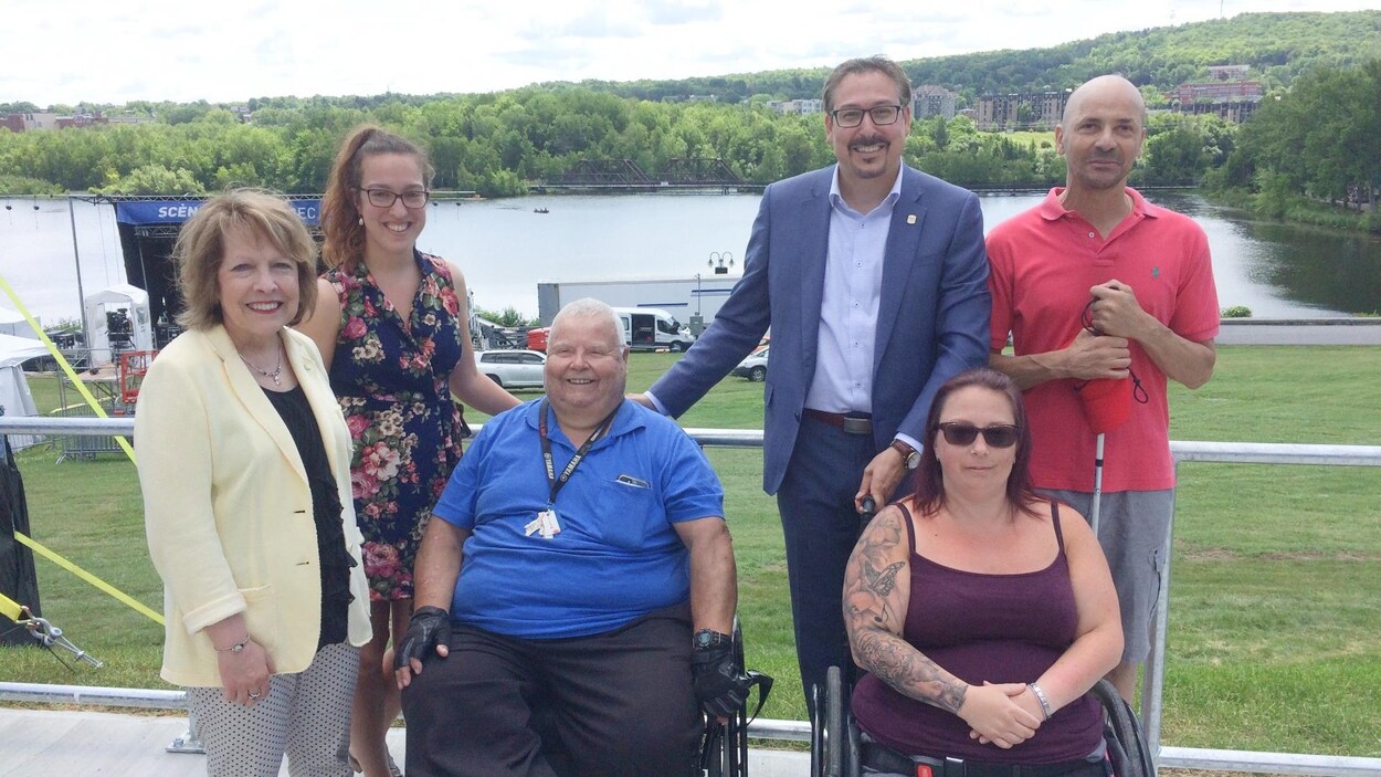 Chantal L'Espérance, présidente de l'Arrondissement des Nations, Evelyne Beaudin, présidente du comité de développement social et communautaire, Paul Lessard, représentant du Club nautique du petit lac Magog, Steve Lussier, maire de la Ville de Sherbrooke, Sandie Blanchette, représentante d'Handi-capable et René Gervais, représentant de l'Association des personnes handicapées visuelles de l'Estrie.