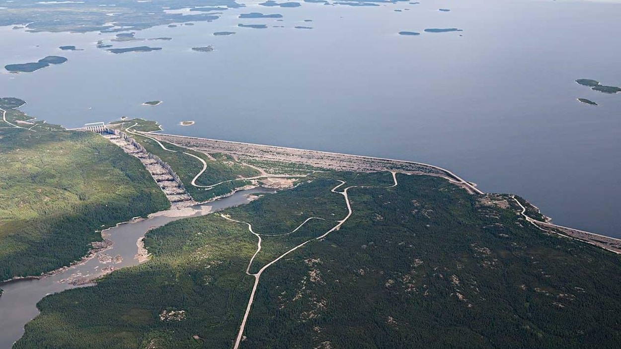 Un barrage d'Hydro-Québec vu des airs.