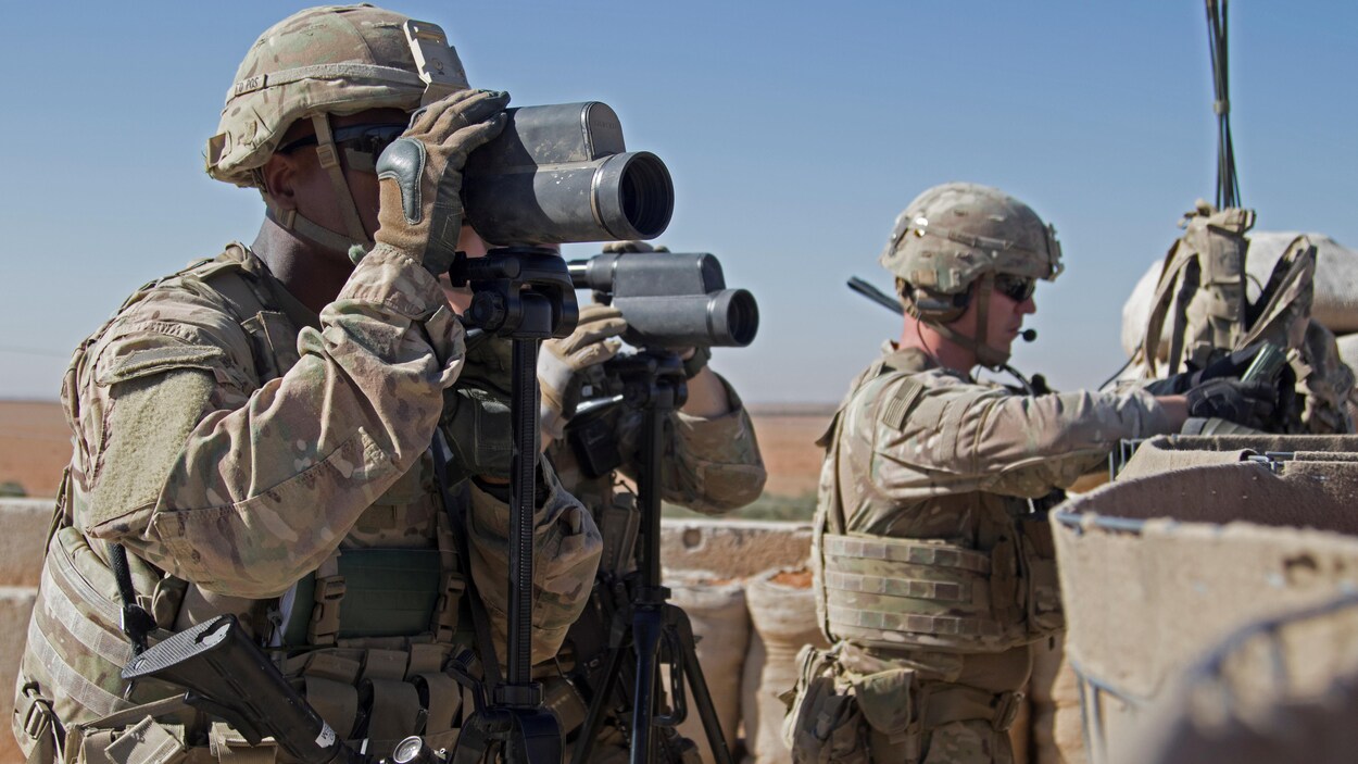 Des soldats américains observent le front en Syrie.