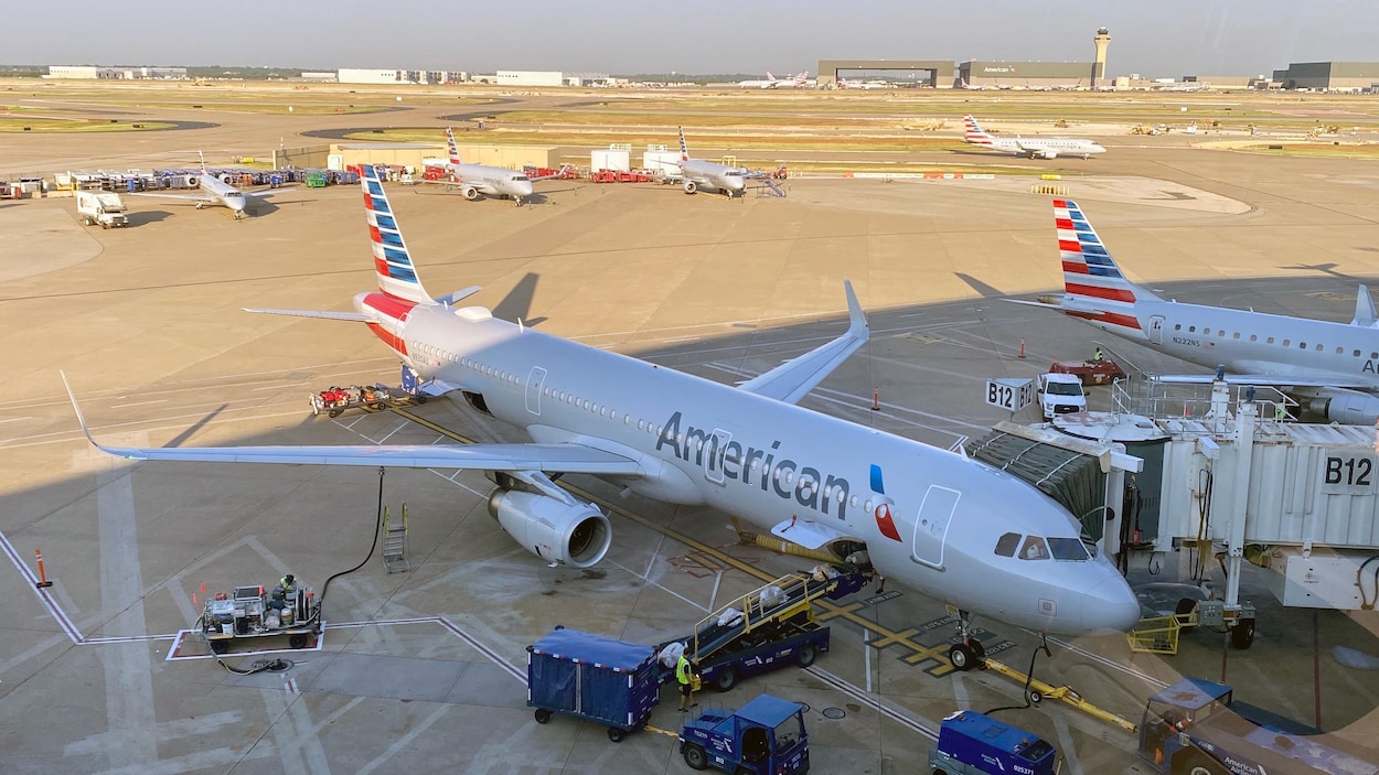 Un appareil d'American Airlines sur le tarmac d'un aéroport.