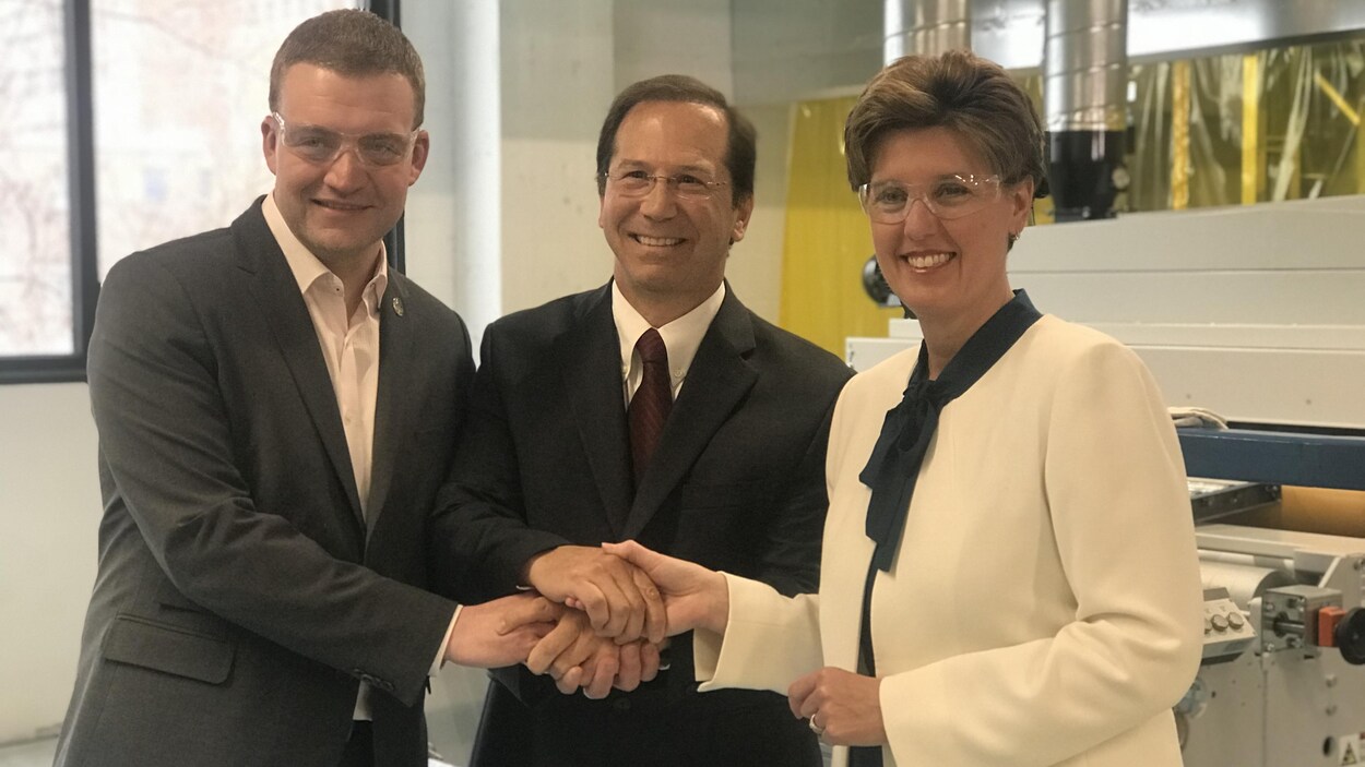 Le ministre responsable de l'Estrie, Luc Fortin, le vice-président et directeur général de Produits American Biltrite, Jean-Pierre Benoit, et la ministre ministre du Développement international et de la Francophonie et députée de Compton-Stanstead, Marie-Claude Bibeau.