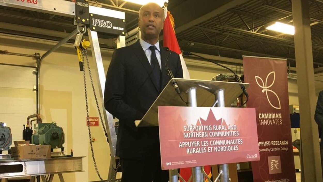 Le ministre Amhed Hussen en conférence de presse dans le Grand Sudbury.
