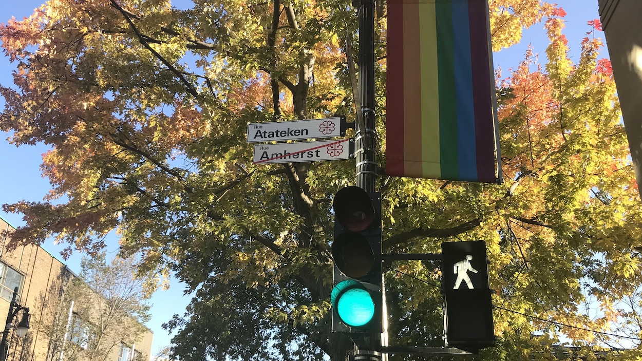 Les nouvelles pancartes pour la rue Atateken, à Montréal, ont été posées.