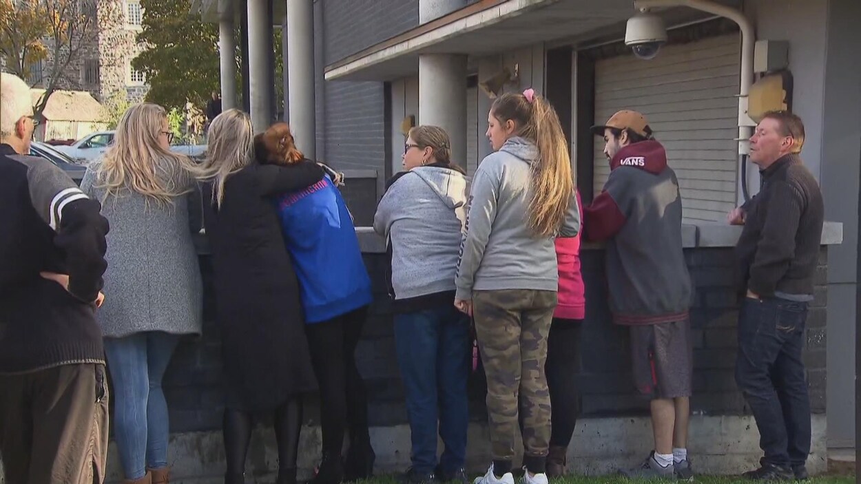 Des proches d'Ophélie Martin-Cyr attendent l'arrivée des deux présumés meurtriers de la jeune femme de 19 ans au palais de justice de Trois-Rivières.