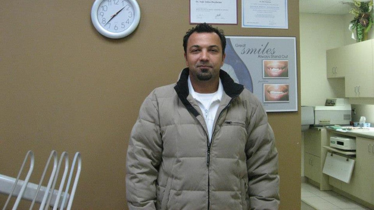 Le portrait d'un homme dans son cabinet de dentiste