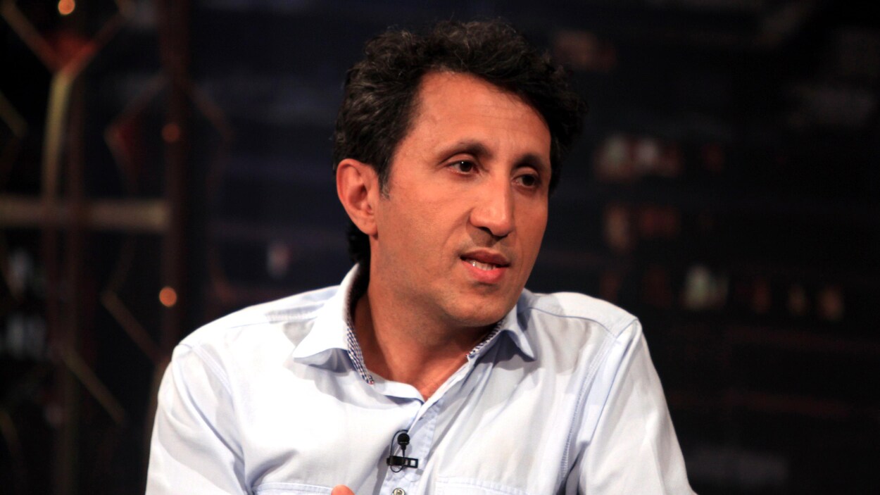 Plan buste d'Amir Khadir qui discute sur un plateau. Plan buste d'Amir Khadir qui discute sur un plateau.