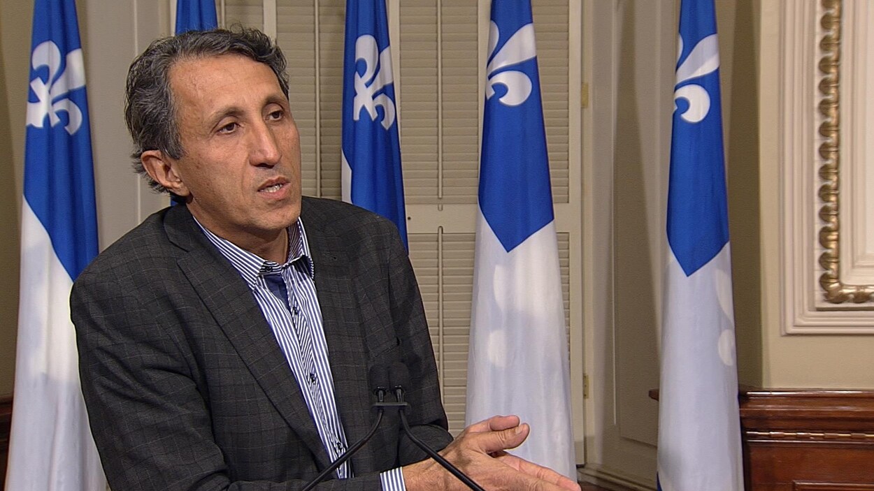 Amir Khadir, député de Québec solidaire dans Mercier, en point de presse à l'Assemblée nationale, avec des drapeaux du Québec derrière lui. Amir Khadir, député de Québec solidaire dans Mercier, en point de presse à l'Assemblée nationale, avec des drapeaux du Québec derrière lui.