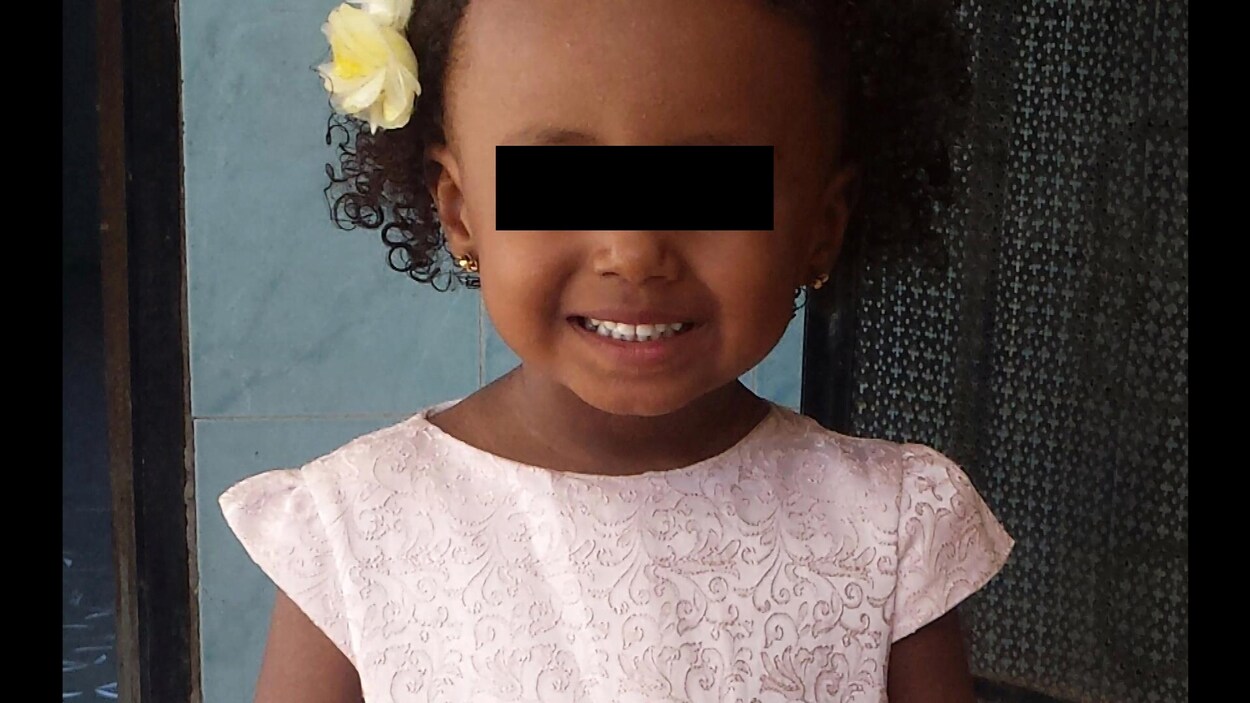 Amira avec une fleur dans les cheveux.