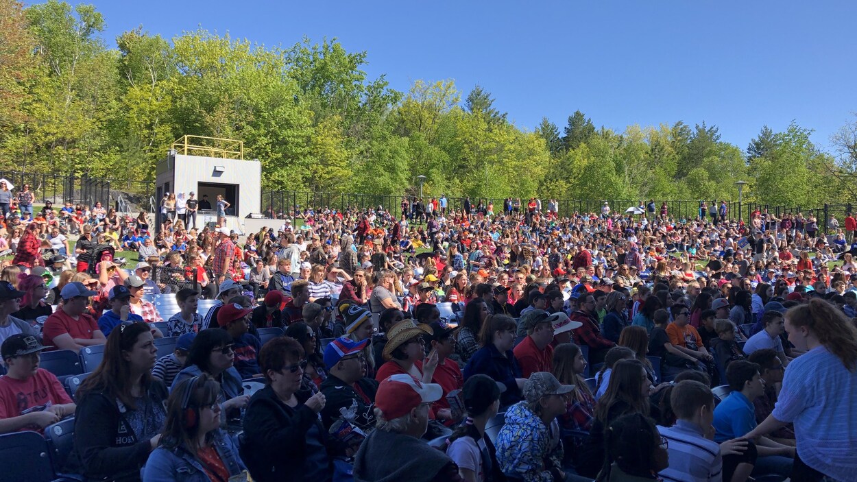 Une foule assemblée à l'amphithéâtre Grace Hartman