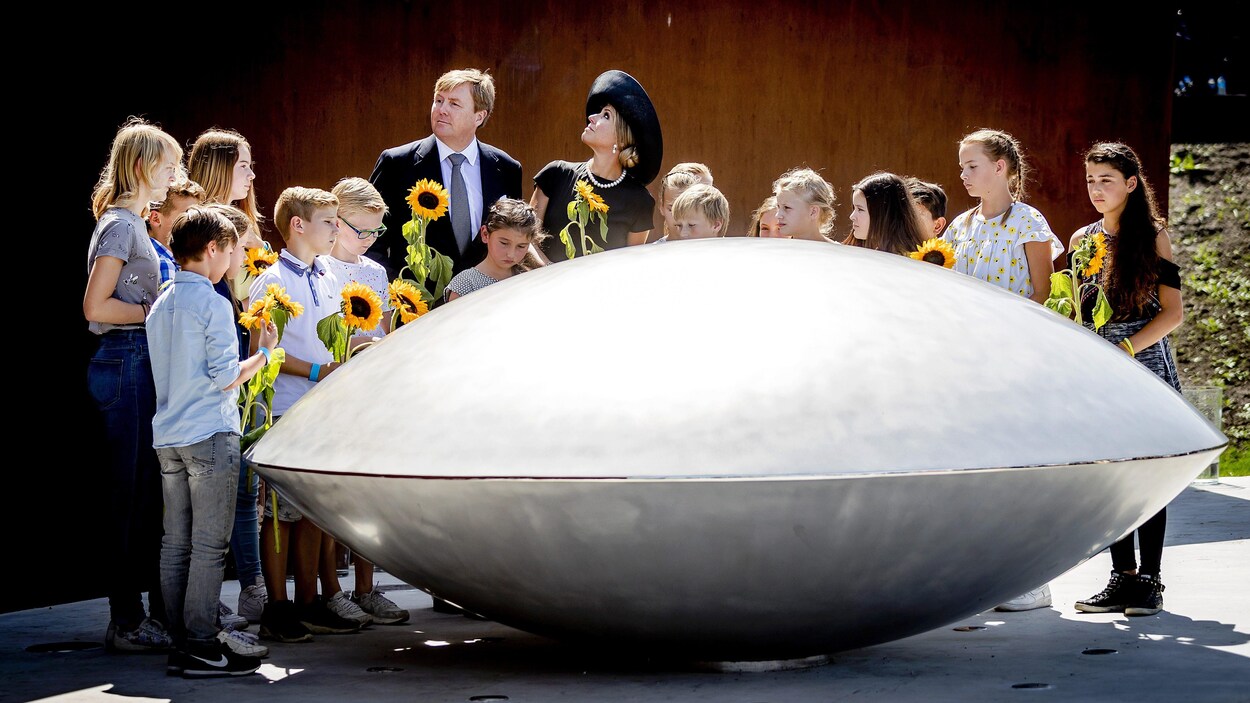 Le roi néerlandais Willem-Alexander et la reine Maxima inaugurent le mémorial en hommage aux 298 victimes de l'écrasement du vol MH17 de la Malaysia Airlines au-dessus de l'Ukraine, il y a trois ans. Le roi néerlandais Willem-Alexander et la reine Maxima inaugurent le mémorial en hommage aux 298 victimes de l'écrasement du vol MH17 de la Malaysia Airlines au-dessus de l'Ukraine, il y a trois ans.
