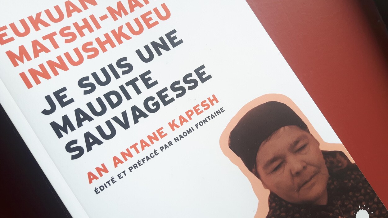 La couverture de la réédition de « Eukuan nin matshi-manitu innushkueu / Je suis une maudite sauvagesse », un essai écrit par An Antane Kapesh.