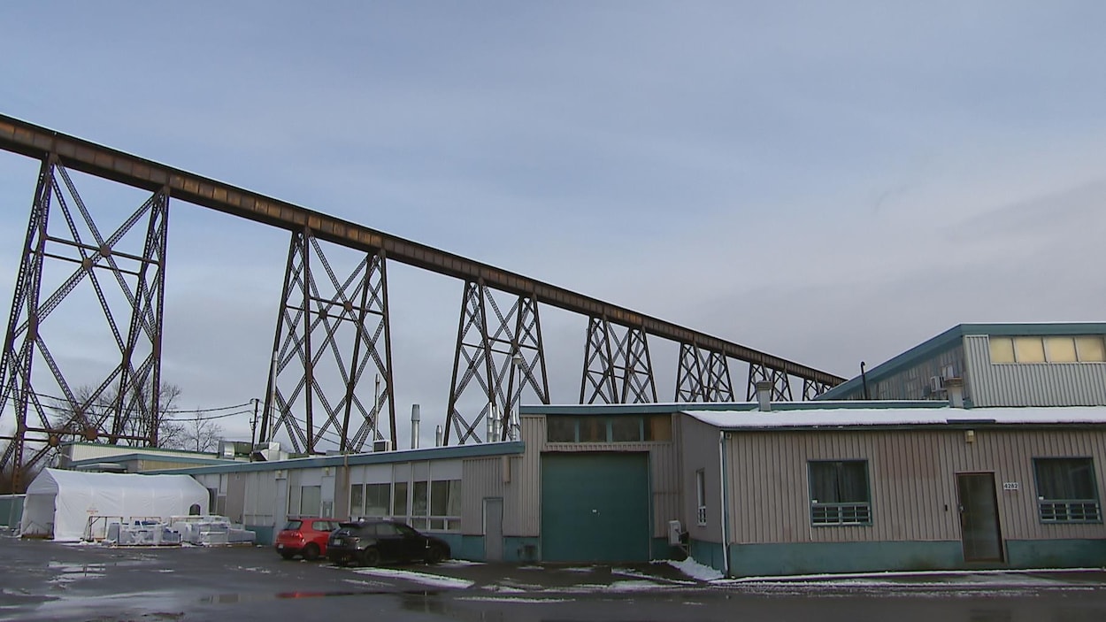 L'usine Anacolor dans le secteur de Cap-Rouge est située non loin de l'école Marguerite-D'Youville. L'usine Anacolor dans le secteur de Cap-Rouge est située non loin de l'école Marguerite-D'Youville.