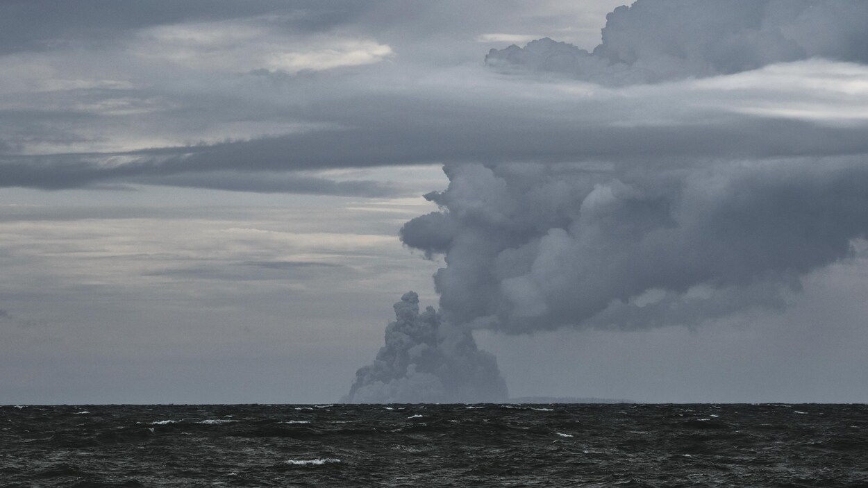 Un nuage gris s'élève de la mer.
