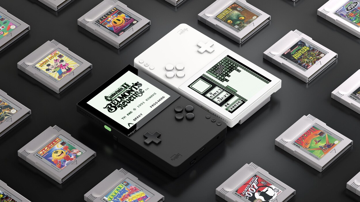 Deux consoles Analogue Pocket entourées de cartouches Game Boy.