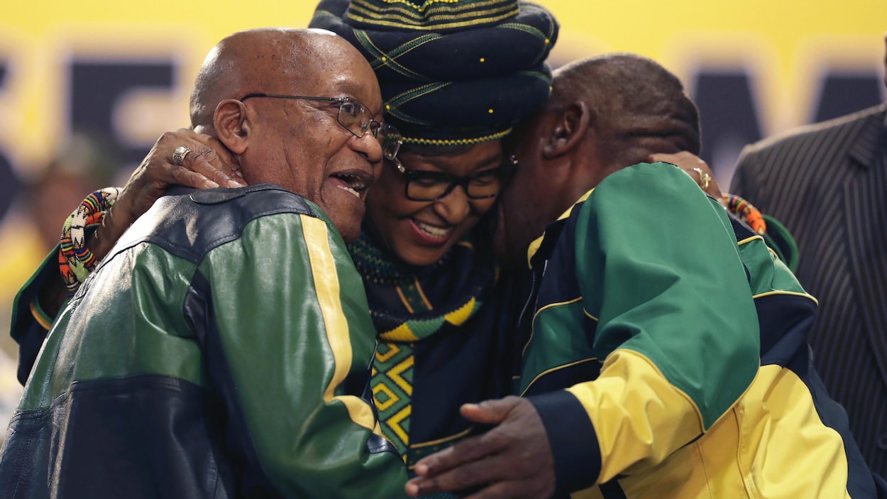 La candidate à la présidence du Congrès national africain (ANC), Nkosazana Dlamini-Zuma, enlace son ancien mari et actuel président d'Afrique du Sud, Jacob Zuma, et son concurrent à la tête de l'ANC, le vice-président Cyril Ramaphosa. La candidate à la présidence du Congrès national africain (ANC), Nkosazana Dlamini-Zuma, enlace son ancien mari et actuel président d'Afrique du Sud, Jacob Zuma, et son concurrent à la tête de l'ANC, le vice-président Cyril Ramaphosa.