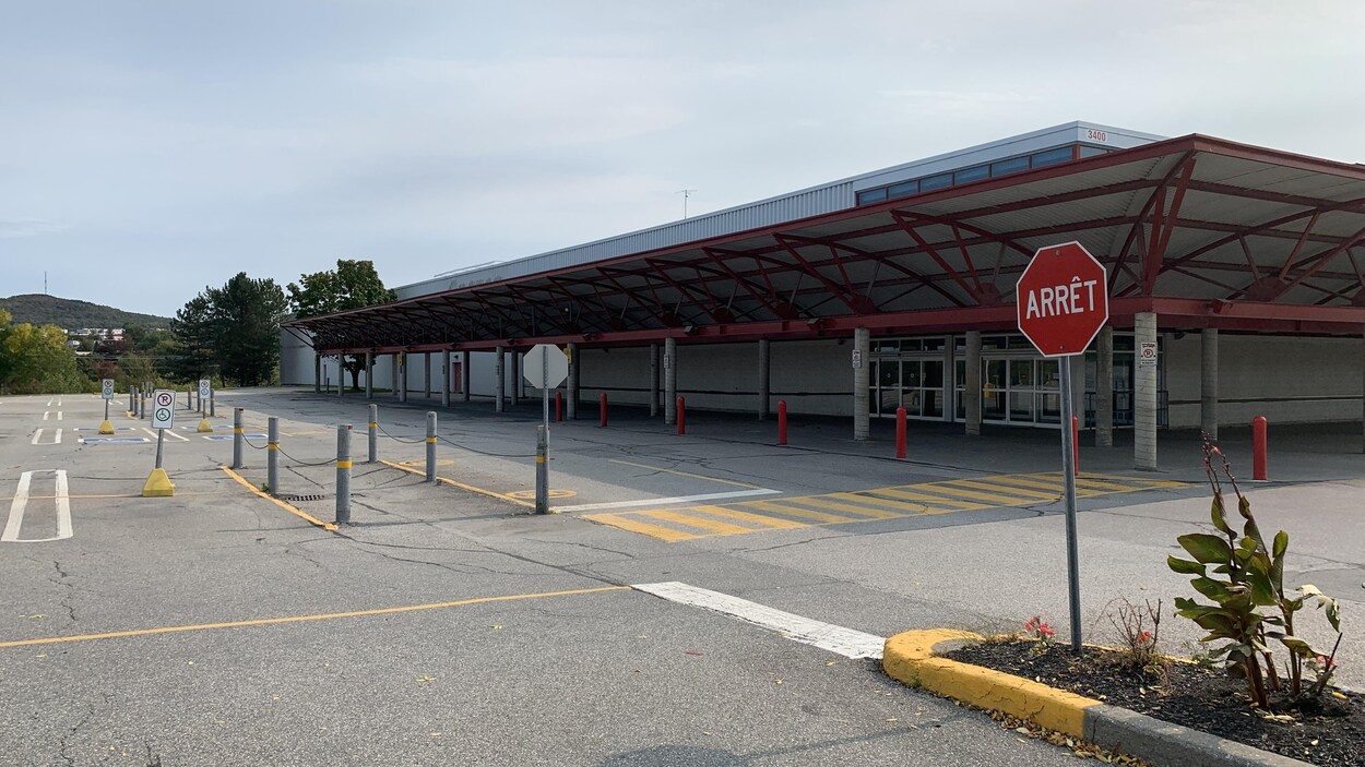 Extérieur de l'ancien Costco de Sherbrooke, situé sur la rue J.-A.-Bombardier.