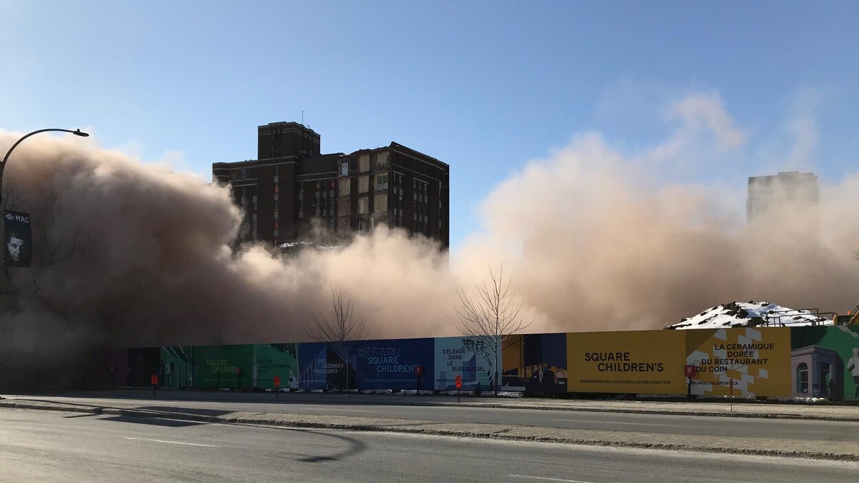 Un nuage de fumée s'élève de la base du bâtiment.