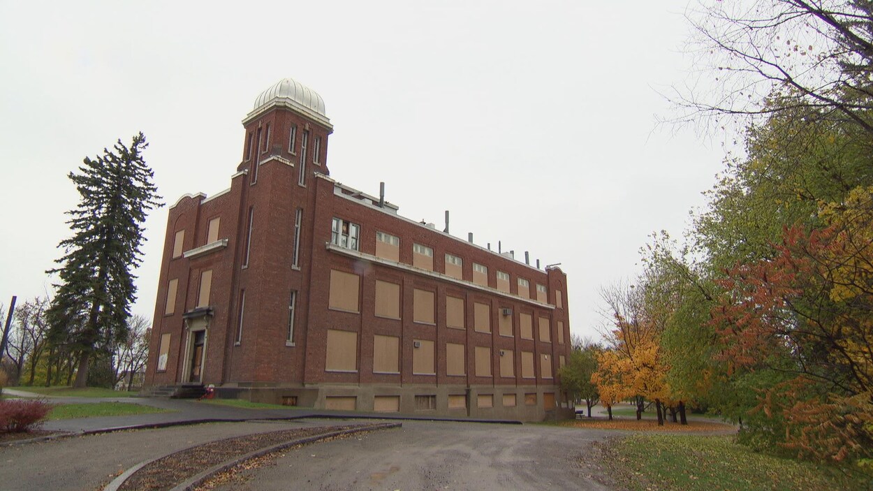 L'ancien édifice du Collège Nouvelles Frontières est situé au 100, rue Gamelin, dans le secteur de Hull à Gatineau.