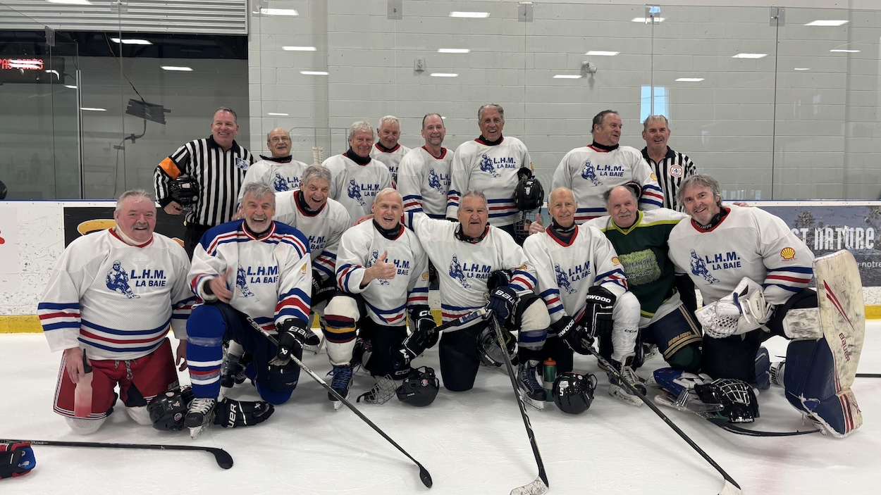 Des joueurs octogénaires volent la vedette dans un tournoi de hockey de La Baie
